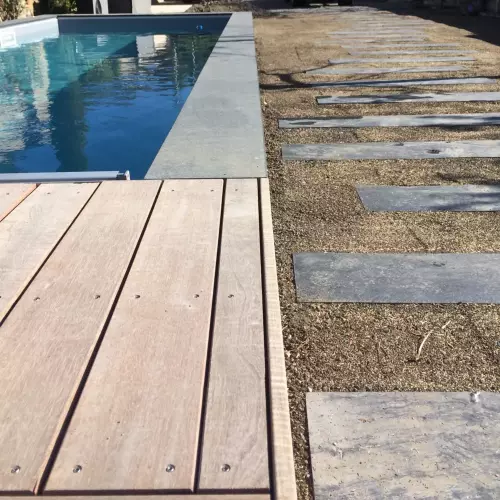 Magelle en pierre, terrasse bois et pas japonais en ardoise