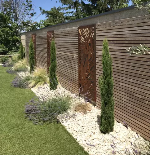 Terrasse et bardage thermofrêne, gazon synthétique, écalirage, terrasse et margelle grés cérame
